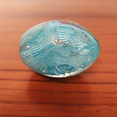 Murano glass paperweight egg Filigrana Italy like new