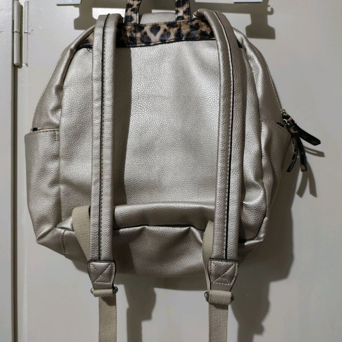 Accessorize backpack used with cat design in gold color