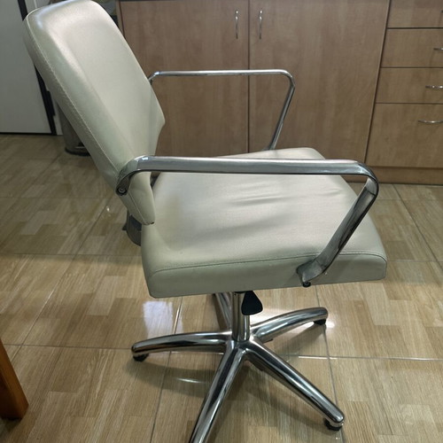 Hairdressing chair with adjustable height like new