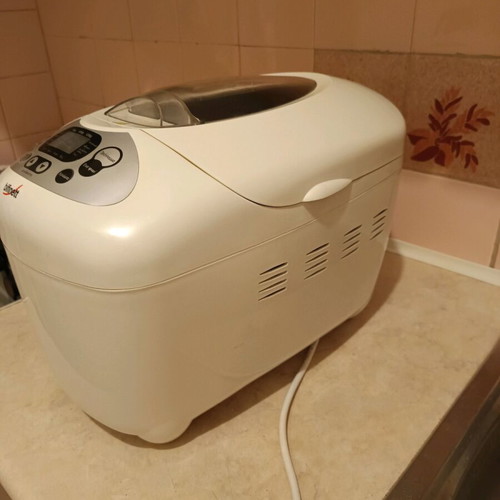 Bread maker like new for bread, cake, and jam