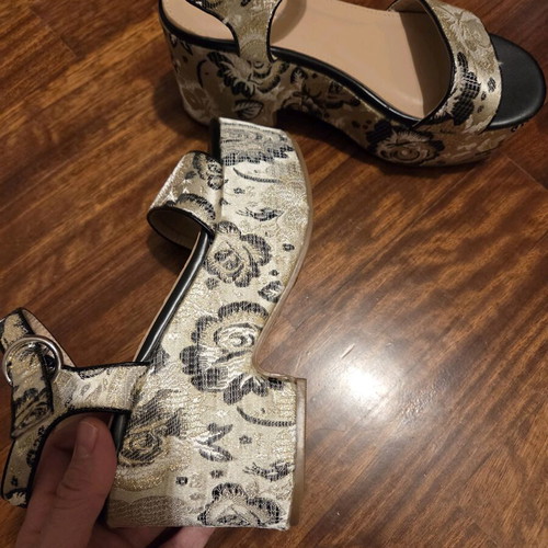 Platform sandals very impressive in gold and black, like new, size 37