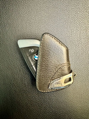 Оригинален кожен ключодържател BMW употребяван, кафяв с метален клип