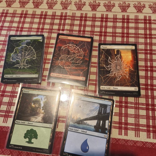 MTG Spiderman card pack like new with 110 single cards
