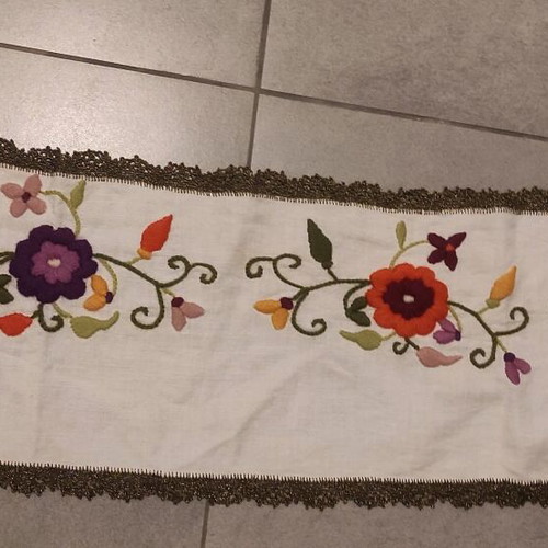 Runner like new with very beautiful design