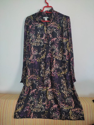 H&M dress multicolored with black background like new, size M