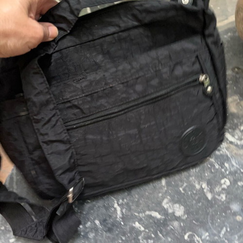 Black crossbody bag like new with multiple compartments