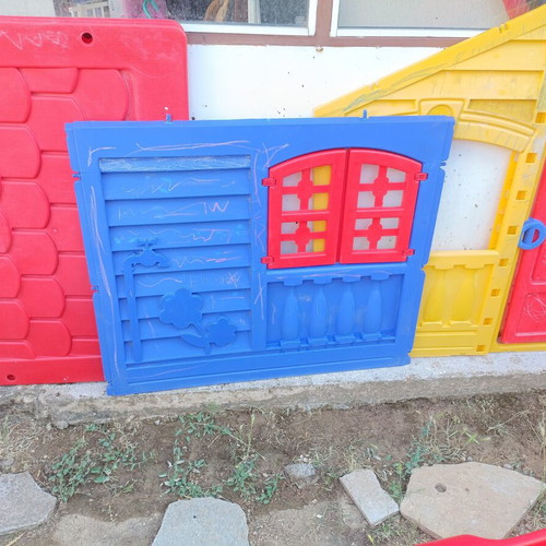 Bildo children's slide like new with garden playhouse