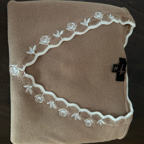 Beige knitted women's blouse L with white embroidered flowers and pearl