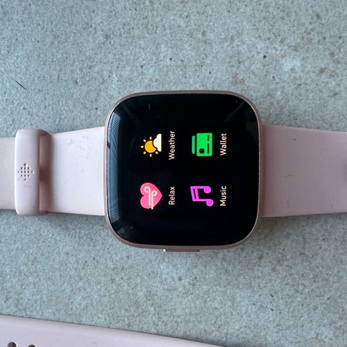 Fitbit Versa 2 watch like new, smartwatch with silicone straps