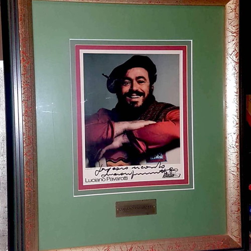 Autograph collection used, largest in Greece