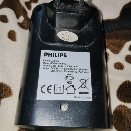 Philips SCB1480NB/12 universal battery charger