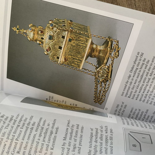 The Armoury: A Guide book like new, Russian