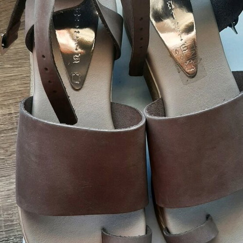 Women's leather sandal new, color beige, size 39