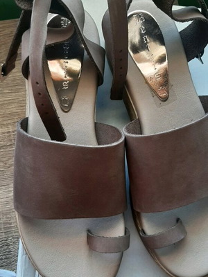 Women's leather sandal new, color beige, size 39