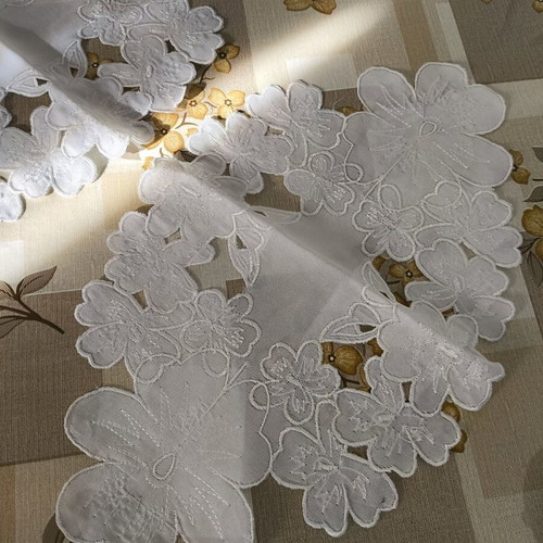 White doilies new, set of 2 with flower design