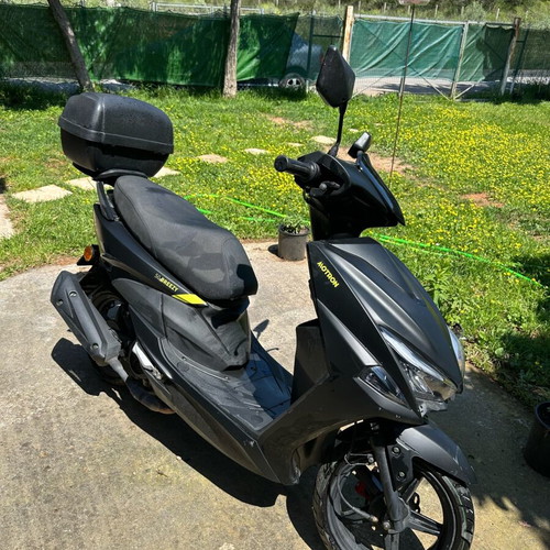 Scooter like new, 3,650 km, black, petrol