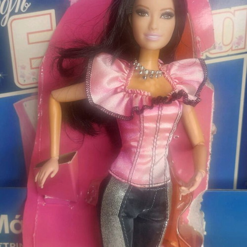 Barbie Fashionistas Raquelle 2011 like new, collectible doll