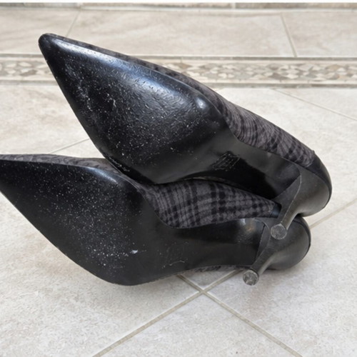 Excellent Ladies Shoes Gray Black Plaid Pumps size 35 like new