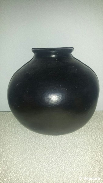  vazo keramiko mavro 0.18 ek.ipsos ke 0,20 ek.i diametros tou.