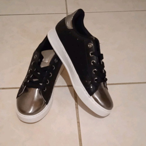 Sneakers (code 93)