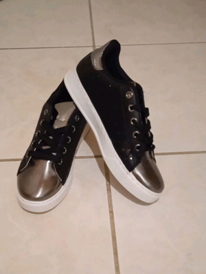 Sneakers καινούργια μαύρα με ασημί λεπτομέρειες, μέγεθος 37