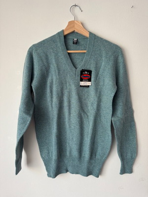 Jumper 100% pure wool new with tags, size 52, V-neck style