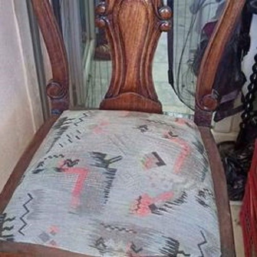 Carved chair like new with detailed back and legs