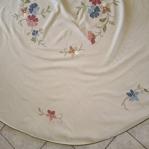 Woven beige tablecloth, 1.85m diameter