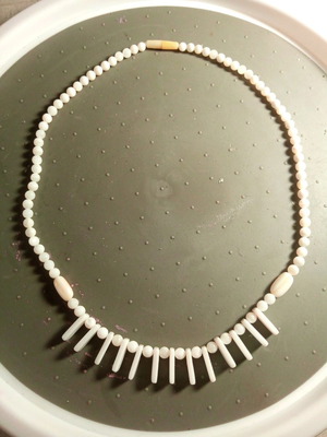 White vintage mother-of-pearl necklace with screw clasp, short