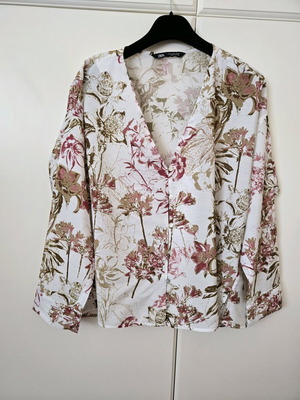 Zara floral shirt like new, size medium