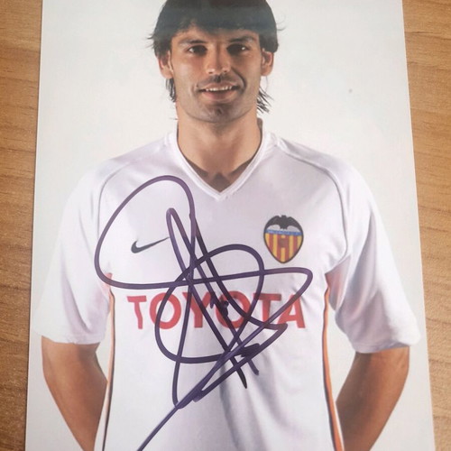 Authentic Fernando Morientes autograph on photo like new