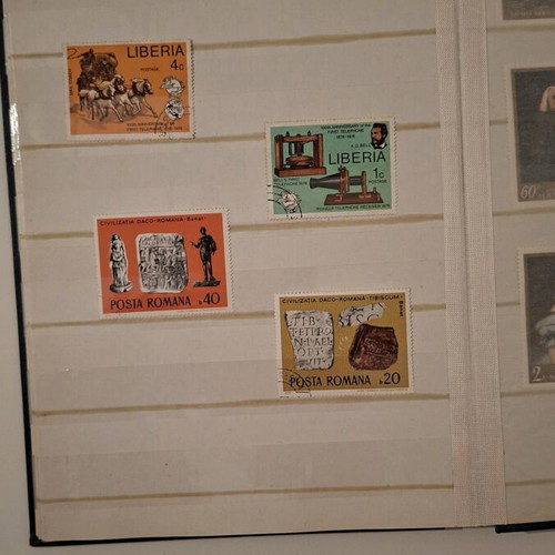 Collection of 100 international stamps like new
