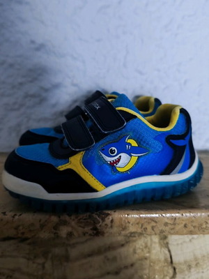 Geox kids shoes used size 24 with shark design and light