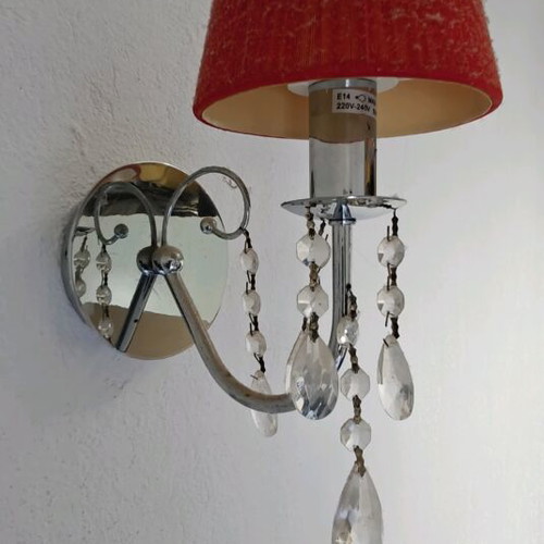 Wall and ceiling lights used, school style