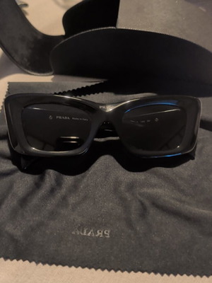 Prada sunglasses like new, black