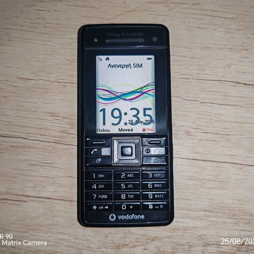 Sony Ericsson C902 mobile phone with charger and battery