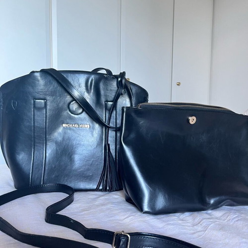 Black leather shoulder bag Michael Kors used with inner leather pouch
