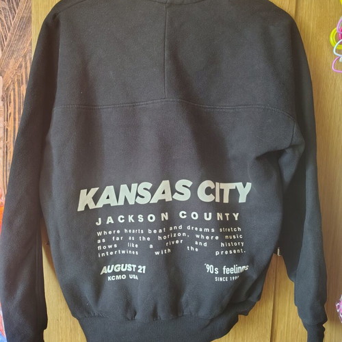 Bershka sweatshirt with zipper and front and back designs
