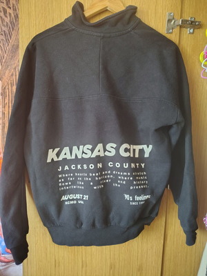 Bershka sweatshirt with zipper and front and back designs