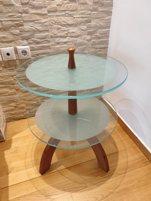 Round side table with two glass surfaces