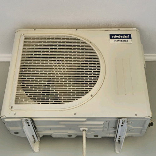 Toyotomi inverter air conditioner 24,000 BTU A/A++ with ionizer like new