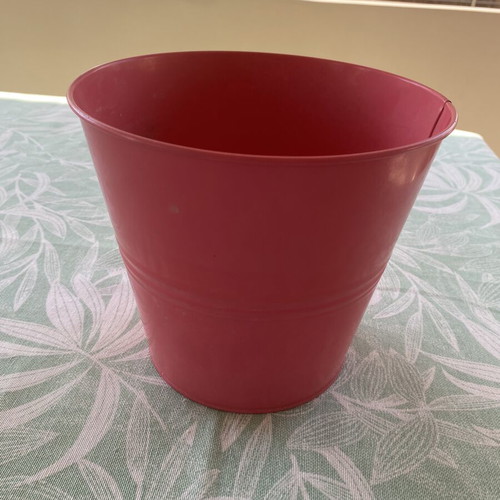 Red metal flowerpot like new