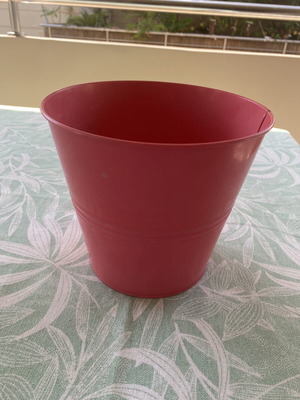 Red metal flowerpot like new