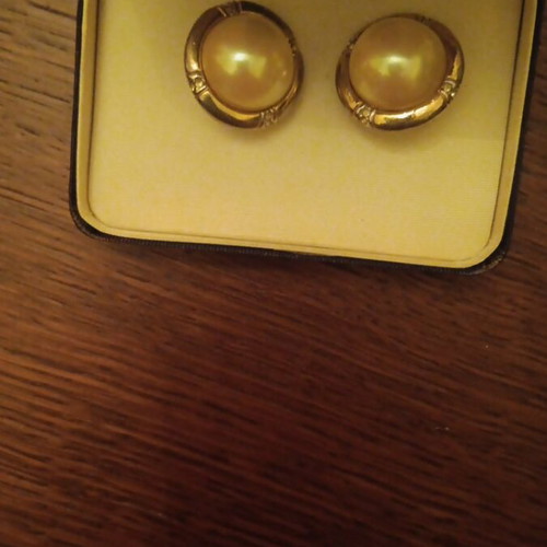 Earrings with pearl and rhinestones in embossed circle like new