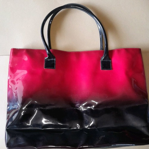 Elisabeth Arden patent leather shoulder bag like new, black and red