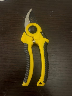 Garden pruning shears used with ergonomic non-slip handles