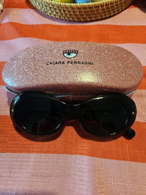 Chiara Ferragni sunglasses like new, black