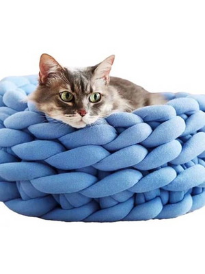 Round dog and cat bed like new, blue