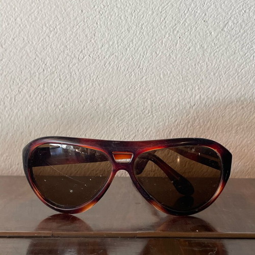 Vintage sunglasses used, lens needs replacement