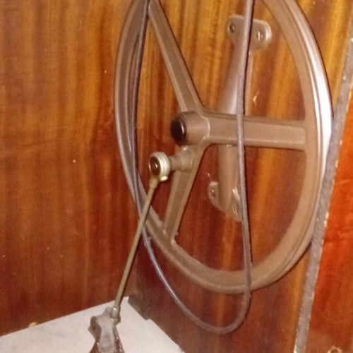 Ideal sewing machine like new, antique model with wooden cabinet